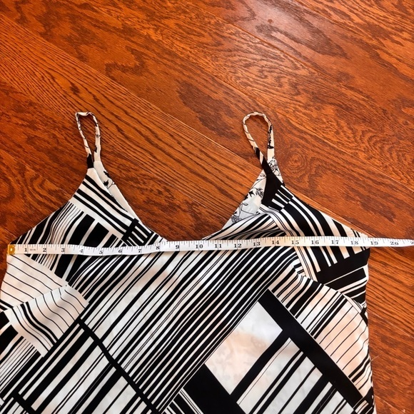 White House Black Market reversible black and white tank. Size small - Picture 9 of 9